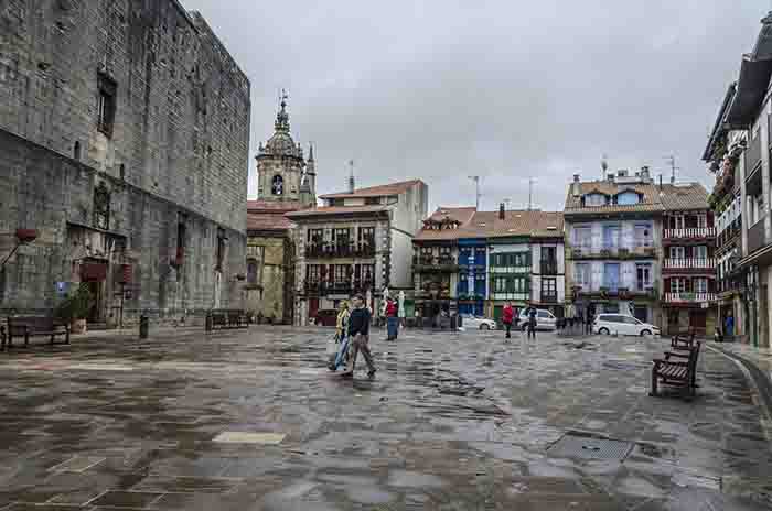 Guipúzcoa - Hondarribia 11 - plaza de Armas.jpg